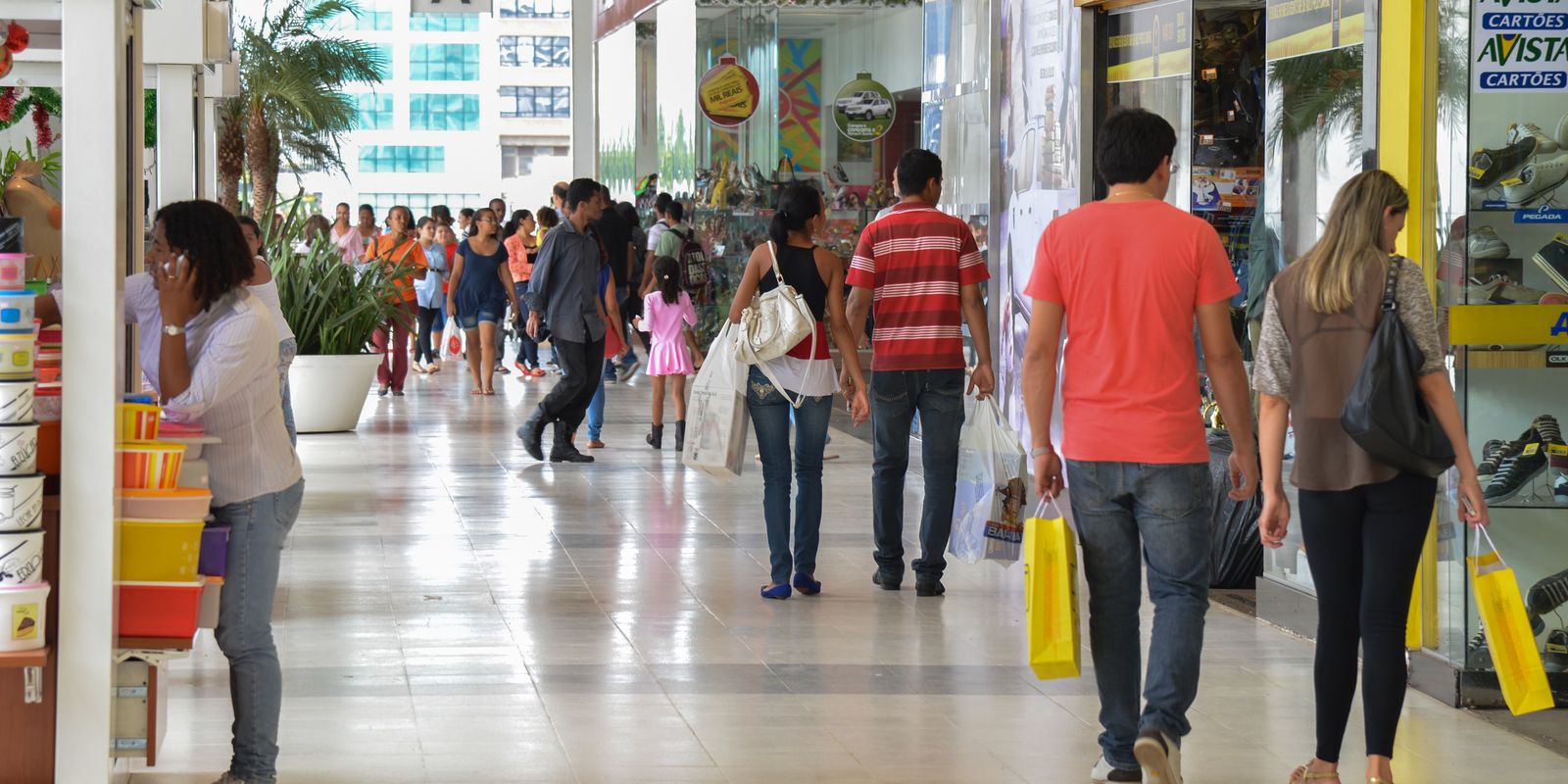 Vendas do comércio varejista crescem 0,8% em março