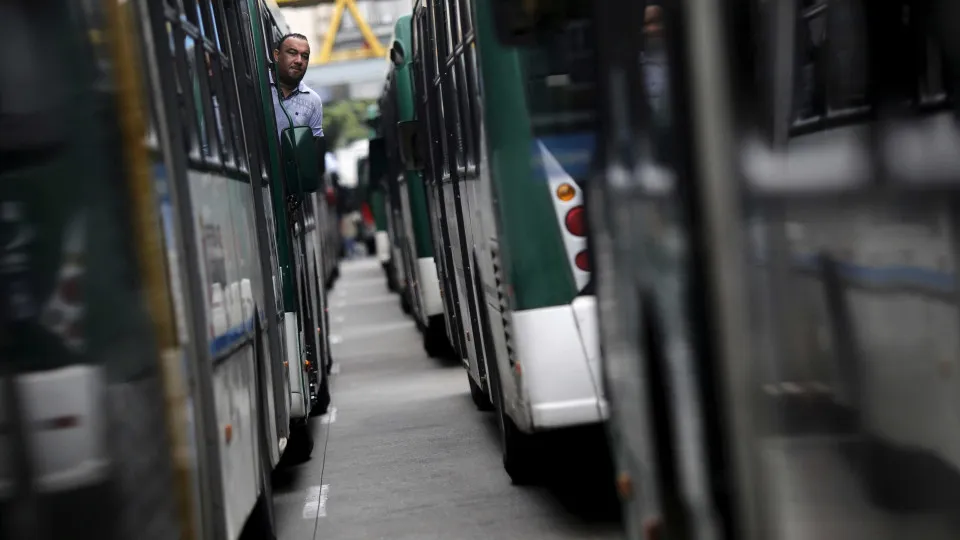 PMs vão trabalhar dentro de ônibus em meio à onda de ataques em SP