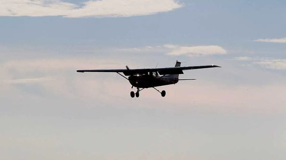 Avião de pequeno porte faz pouso de emergência em descampado em Jundiaí