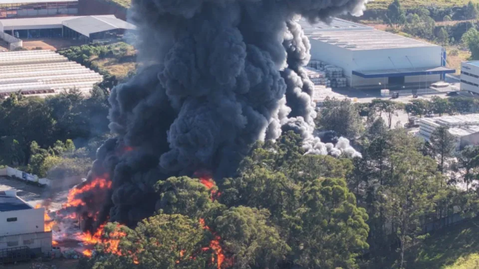 Incêndio atinge indústria de Guarulhos e pilotos são orientados a desviar de fumaça