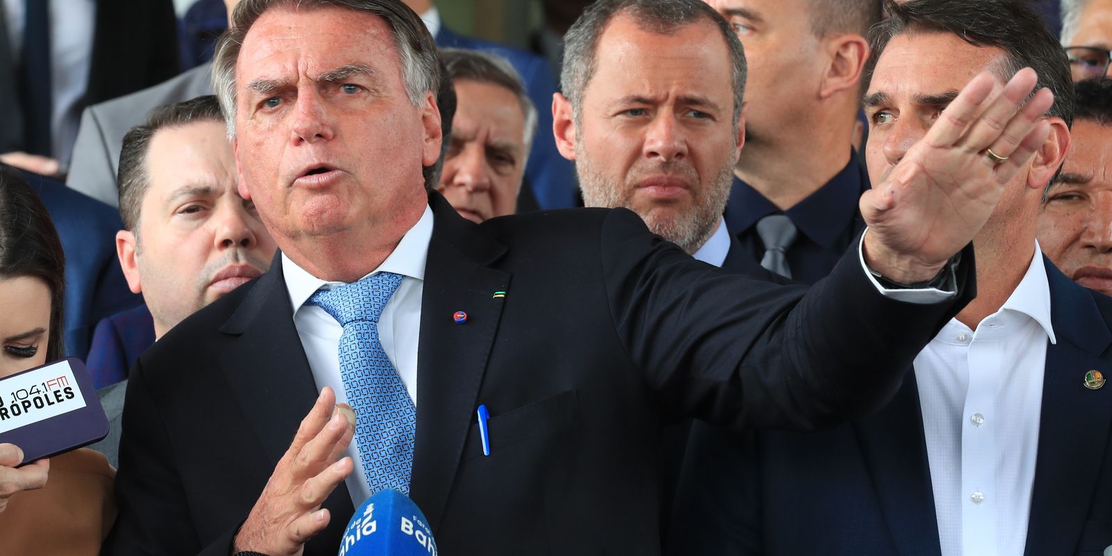 Defesa de Bolsonaro se diz surpreendida com prisão domiciliar